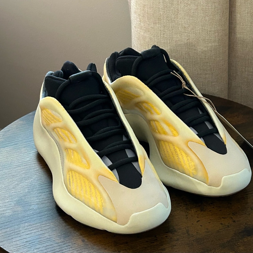Yeezy 700 v3 ‘Mono Safflower’ Size 5.5